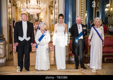 Correction RETRANSMIS BYLINE (de gauche à droite) Le président américain, Donald Trump, La Reine Elizabeth II, Melania Trump, le Prince de Galles et la duchesse de Cornouailles, lors d'une photo de groupe avant le banquet d'État au palais de Buckingham, à Londres, lors de la première journée du Président américain Donald Trump visite d'Etat de trois jours au Royaume-Uni. Banque D'Images