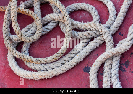 La corde du navire est couché sur le pont de la tache rose-rouge Banque D'Images