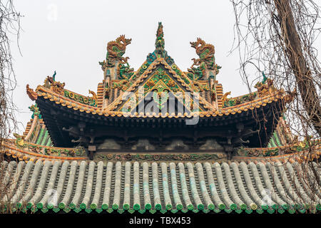 Glaze ridge dragon stop kiss ornements dans l'architecture ancienne de Houtuo Jiexu, Temple dans la province de Shanxi. Banque D'Images