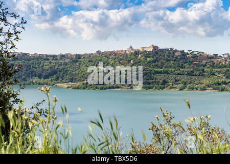 Ville située à Castel Gandolfo par Albano Lac, résidence d'été du pape, Italie Banque D'Images