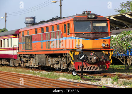 Chiang Mai, Thaïlande - 26 décembre 2012 : Ancienne Dlesel locomotive Alsthom no4121 à la gare de Chiangmai, Thaïlande. Banque D'Images