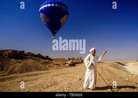 Photo : © Simon Grosset. La montgolfière sur la Vallée des Rois, Louxor, Egypte. Archive : image numérisé à partir d'un original de la transparence. Banque D'Images