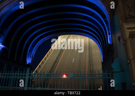 L'élévation du Tower Bridge à Londres, au Royaume-Uni. Banque D'Images