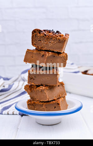 Gâteau au chocolat avec du sel et caramel cookies sur un fond blanc. Dessert traditionnel américain couper en portions. Espace libre pour le texte. Copy space Banque D'Images