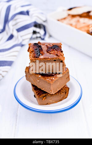 Gâteau au chocolat avec du sel et caramel cookies sur un fond blanc. Dessert traditionnel américain couper en portions. Espace libre pour le texte. Copy space Banque D'Images