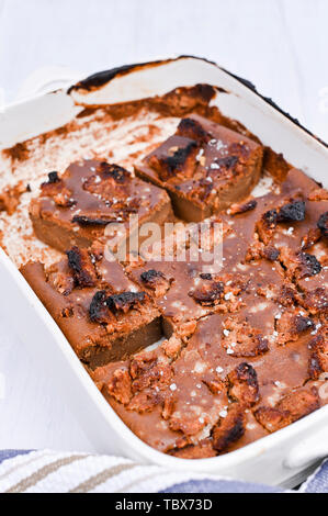 Gâteau au chocolat avec du sel et caramel cookies sur un fond blanc. Dessert traditionnel américain couper en portions. Espace libre pour le texte. Copy space Banque D'Images