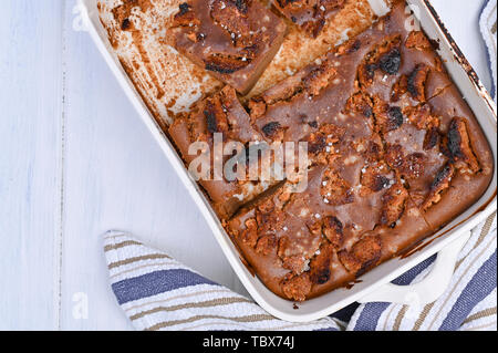 Gâteau au chocolat avec du sel et caramel cookies sur un fond blanc. Dessert traditionnel américain couper en portions. Espace libre pour le texte. Copy space Banque D'Images