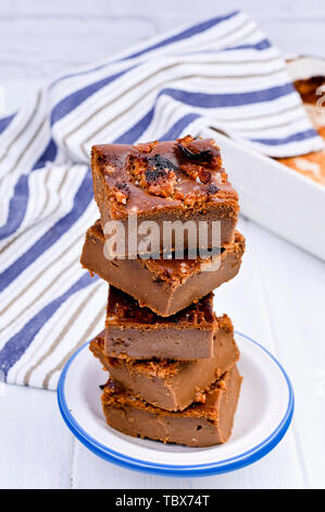 Gâteau au chocolat avec du sel et caramel cookies sur un fond blanc. Dessert traditionnel américain couper en portions. Espace libre pour le texte. Copy space Banque D'Images