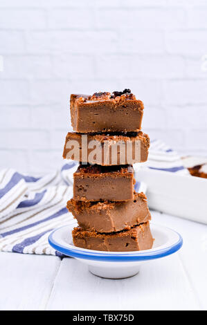 Gâteau au chocolat avec du sel et caramel cookies sur un fond blanc. Dessert traditionnel américain couper en portions. Espace libre pour le texte. Copy space Banque D'Images