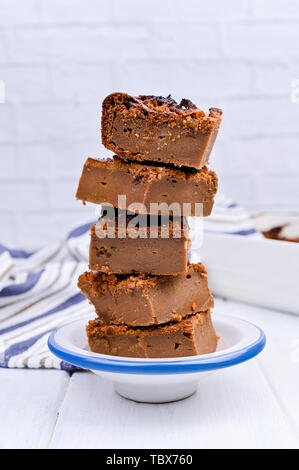 Gâteau au chocolat avec du sel et caramel cookies sur un fond blanc. Dessert traditionnel américain couper en portions. Espace libre pour le texte. Copy space Banque D'Images