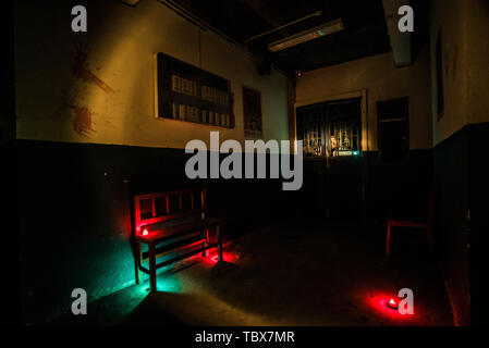 Maison hantée d'horreur sur le thème de l'hôpital, pièce secrète s'échapper. Banque D'Images