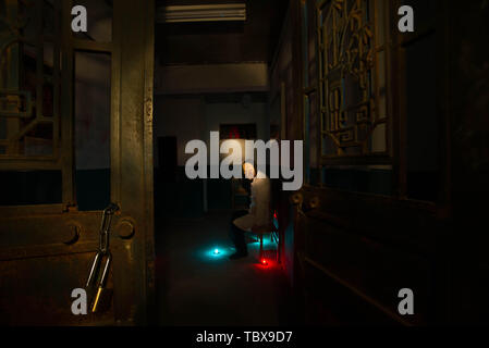 Maison hantée d'horreur sur le thème de l'hôpital, pièce secrète s'échapper. Banque D'Images