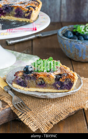 Tarte aux bleuets et amandes saupoudrés de sucre glace Banque D'Images