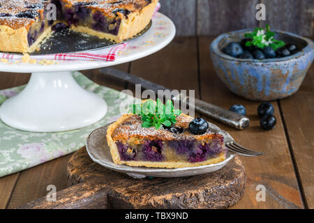 Tarte aux bleuets et amandes saupoudrés de sucre glace Banque D'Images