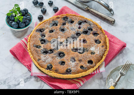 Tarte aux bleuets et amandes saupoudrés de sucre glace Banque D'Images