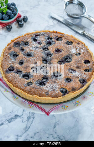 Tarte aux bleuets et amandes saupoudrés de sucre glace Banque D'Images