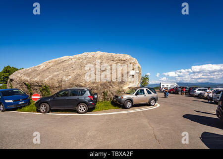 Les touristes et les voitures dans le parking Stone Bismantova Banque D'Images