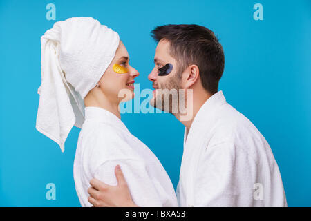 Photo sur le côté de l'homme et de la femme avec les blocs de gel sous les yeux et en robe blanche Banque D'Images