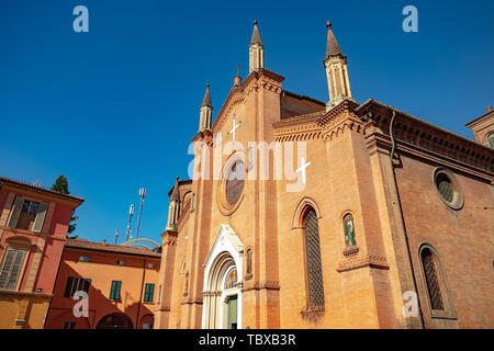 Vue en plein air sur l'église catholique romaine San Martino à Bologne, en Italie Banque D'Images