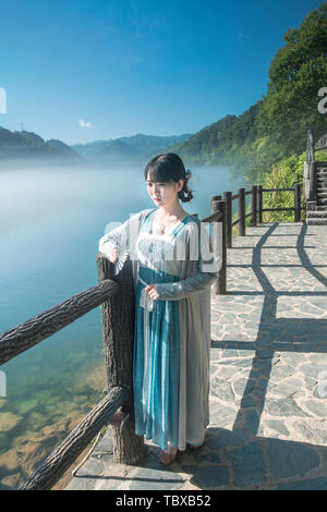 Dongjiang Matin Brouillard 3 (tôt le matin de l'été, il y a une brume matinale sur la petite rivière Dongjiang. Une femme dans un costume antique jouit de la beauté des paysages sur la surface de la rivière.) Banque D'Images