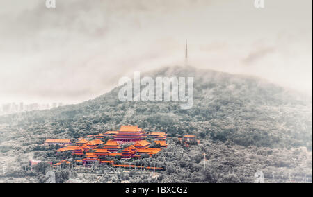 Situé à la base sud de la montagne Dashu à Hefei City, province de Anhui, Kaifu Temple est l'endroit de Zhuo Xi 92-94 Woo Sung Street, un moine Huiman Shu de la dynastie Tang. Le Temple Kaifu a un total zone de construction de 32 000 mètres carrés. Les bâtiments principaux sont Mountain Gate, Mountain Gate Hall, Zhong Drum Tower, Roi des cieux, Daxiong Hall Hall trésor tibétain, Sutra des capacités et ainsi de suite. Kaifu Temple est l'un des bâtiments à Hefei. Banque D'Images