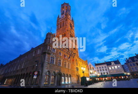 Beffroy, dans centre historique de Bruges à nuit, la Belgique. Banque D'Images