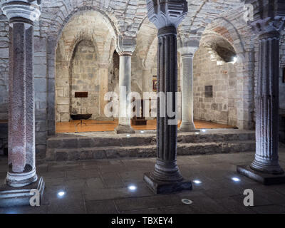 Abbadia San Salvatore, Italie - 24 Avril 2019 : Intérieur avec des piliers dans une crypte. Banque D'Images