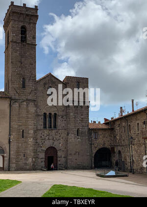 L'abbaye de San Salvatore est l'édifice sacré en style roman qui donne son nom à la municipalité d'Abbadia San Salvatore, l'Italie. Banque D'Images