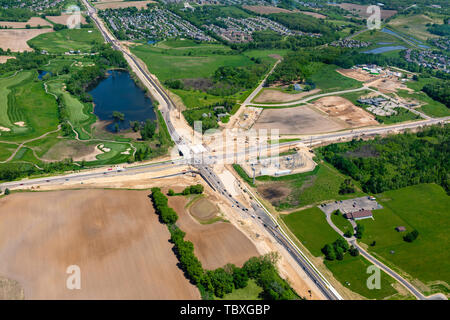 Photo aérienne de la construction routière à l'intersection de l'autoroute M et McKee Road. Banque D'Images