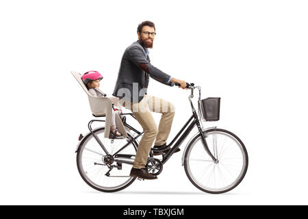 Homme barbu équitation un petit enfant sur un vélo et regardant la caméra isolé sur fond blanc Banque D'Images