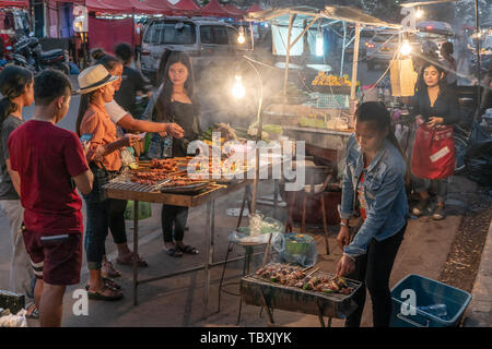 Food sur la rue Main, à Vientiane, Laos, marché de nuit Banque D'Images