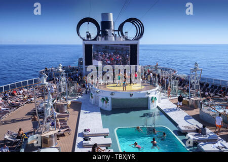 Barcelone, Espagne - 06 novembre, 2018 : Une vue aérienne d'un navire de croisière de la piscine, avec ses gens dans la mer ouverte Banque D'Images