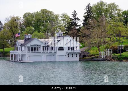 Un hangar à bateaux sur le lac Skaneateles, l'un des lacs Finger Banque D'Images