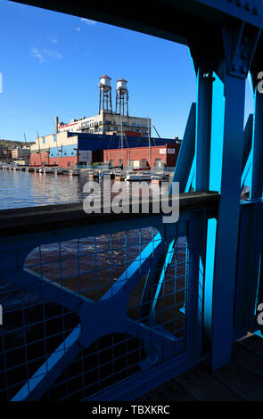 Les deux châteaux d'eau sur le dessus de l'édifice de l'hôtel Suites par Waterfront Marina avec Minnesota Slip Pont en premier plan.Duluth.Minnesota.USA Banque D'Images