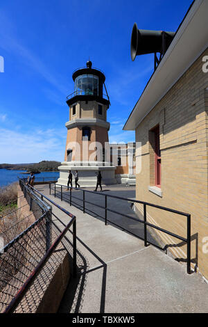 Split Rock Lighthouse avec signal de brume des capacités en premier plan.Silver Bay.Lake County.Le lac Supérieur.Minnesota.USA Banque D'Images