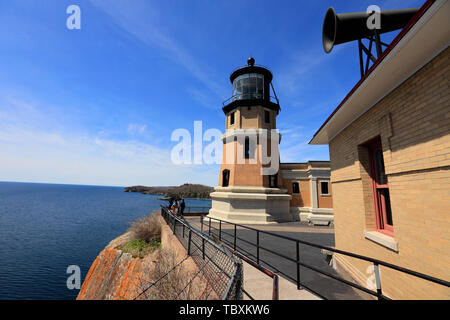 Split Rock Lighthouse avec signal de brume des capacités en premier plan.Silver Bay.Lake County.Le lac Supérieur.Minnesota.USA Banque D'Images