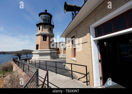 Split Rock Lighthouse avec signal de brume des capacités en premier plan.Silver Bay.Lake County.Le lac Supérieur.Minnesota.USA Banque D'Images