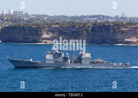 Chosin USS Ticonderoga (CG-65) de la classe de croiseur lance-missiles servant dans la marine des États-Unis, au départ du port de Sydney. Banque D'Images