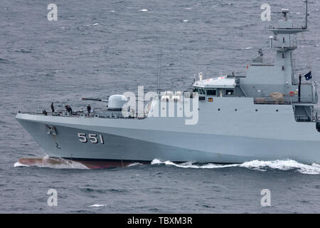 HTMS Krabi (VPO-551) patrouilleur hauturier (VPO) de la Marine royale thaïlandaise au départ du port de Sydney. Banque D'Images