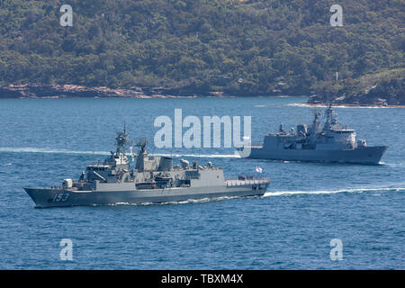 Le HMAS Stuart (FFH 153) frégate de classe Anzac de la Royal Australian Navy au départ du port de Sydney. Banque D'Images