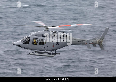 La Royal Australian Navy (RAN) de l'hélicoptère Bell 429 N49-048 survolant le port de Sydney. Banque D'Images