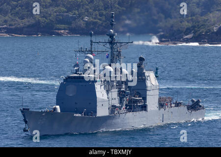 Chosin USS Ticonderoga (CG-65) de la classe de croiseur lance-missiles servant dans la marine des États-Unis, au départ du port de Sydney. Banque D'Images