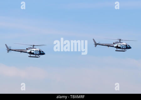 Deux Royal Australian Navy Aerospatiale AS-350B Helicopters vol en formation. Banque D'Images