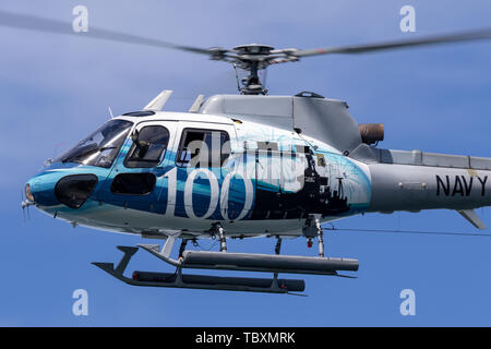 Royal Australian Navy Aerospatiale AS-350B Helicoper dans inscriptions spéciales pour commémorer le 100e anniversaire de la Marine royale australienne. Banque D'Images