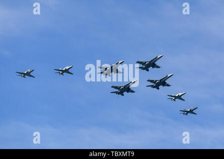 Formation de huit Royal Australian Air Force (RAAF) composé de quatre avions McDonnell Douglas F/A-18A Hornet et quatre Hawks de BAE Systems. Banque D'Images