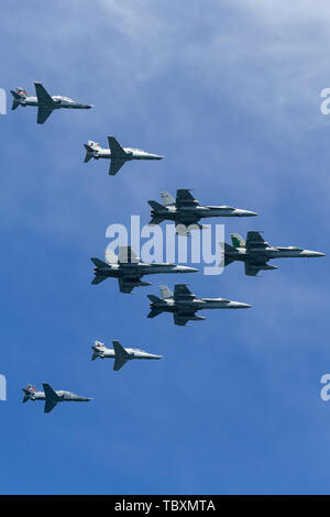 Formation de huit Royal Australian Air Force (RAAF) composé de quatre avions McDonnell Douglas F/A-18A Hornet et quatre Hawks de BAE Systems. Banque D'Images