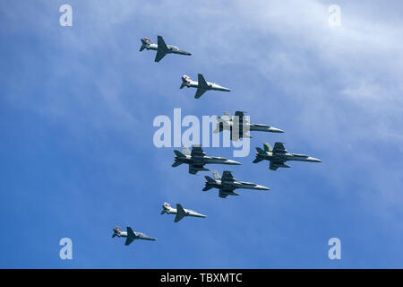 Formation de huit Royal Australian Air Force (RAAF) composé de quatre avions McDonnell Douglas F/A-18A Hornet et quatre Hawks de BAE Systems. Banque D'Images