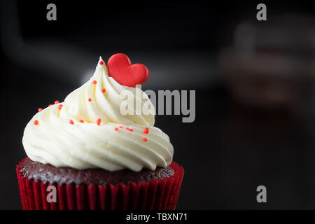 Cupcake surmonté de valentines rouge coeur Banque D'Images