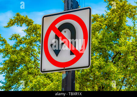 Close up of a no U Turn sur un panneau en bois gris patiné Banque D'Images