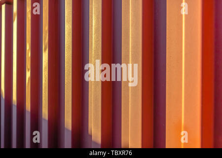 Vue rapprochée d'un mur ondulé brun rougeâtre sur une journée ensoleillée Banque D'Images